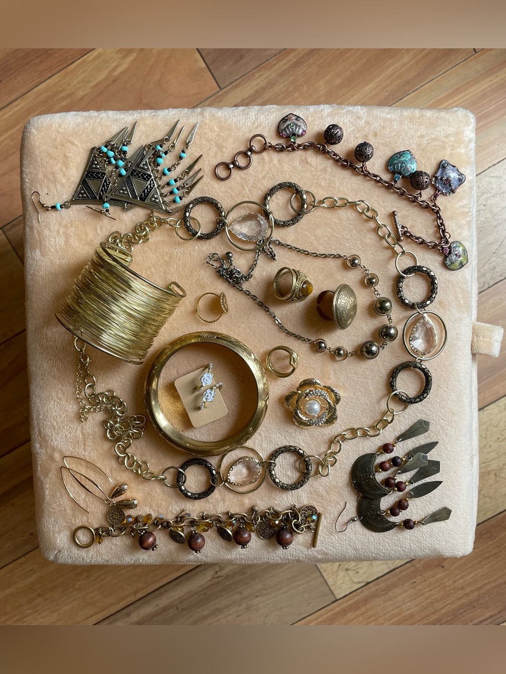 Lot of gold tone fashion jewelry and cat pouch . - Picture 14 of 16